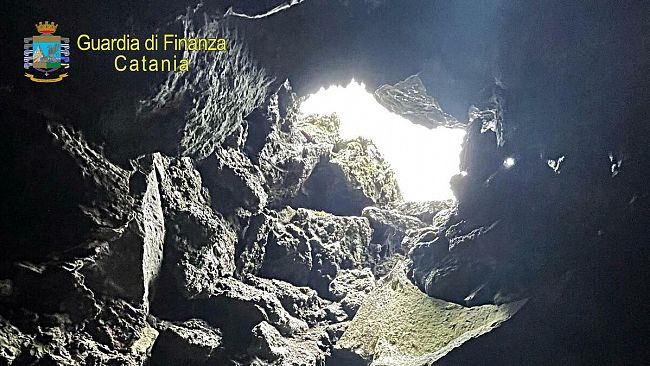 Rinvenuti resti umani in una grotta alle pendici dell'Etna