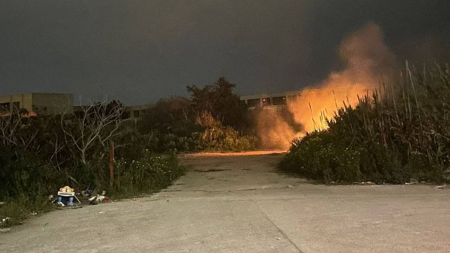 Erice, fiamme avvolgono l'area dietro il cimitero