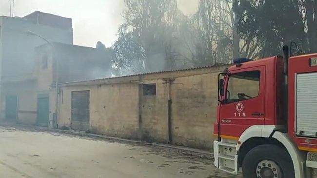 Mazara, grosso incendio in una vasta area nei pressi di via Casa Santa