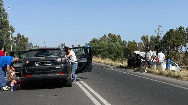 Scontro frontale tra auto sulla SS 115, almeno tre feriti