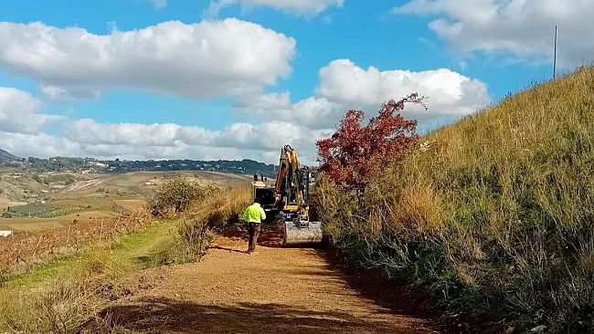 salemi-operai-al-lavoro-sulla-strada-per-il-sito-archeologico-di-mokarta