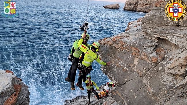 si-infortuna-tra-gli-scogli-a-castellammare-del-golfo-operazione-di-recupero-a-cala-dello-stinco