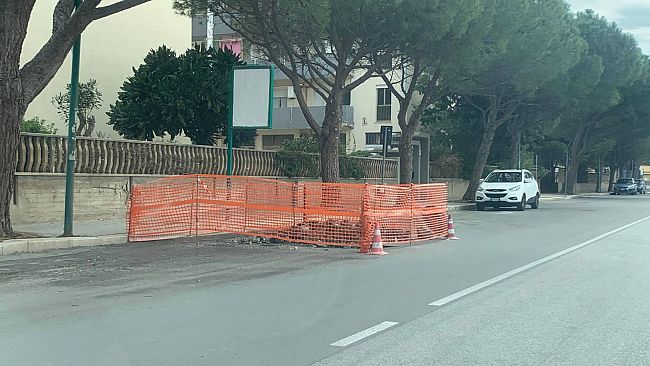 Via Virgilio, la fogna cede ancora una volta: fetore ed acqua nera in strada
