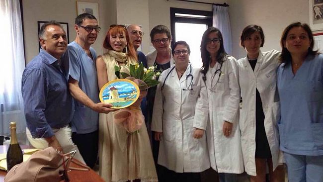 L’artista Numa Palmer, testimonial del Campionato del mondo di beach volley “Protur 2016”, visita il reparto di Oncologia dell’Ospedale “V. Emanuele”