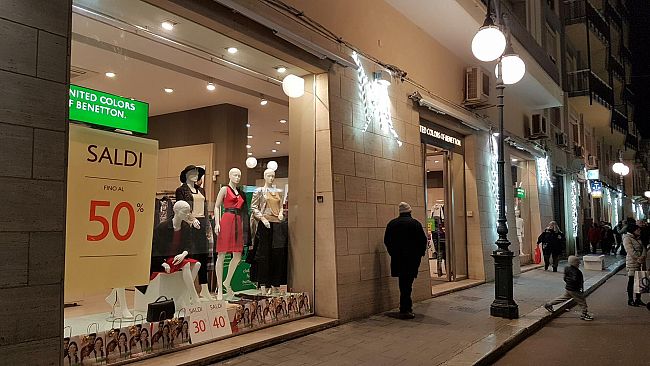 Mazara, al via i saldi invernali ma pochi soldi nelle tasche dei cittadini. E molti vanno a comprare fuori città.
