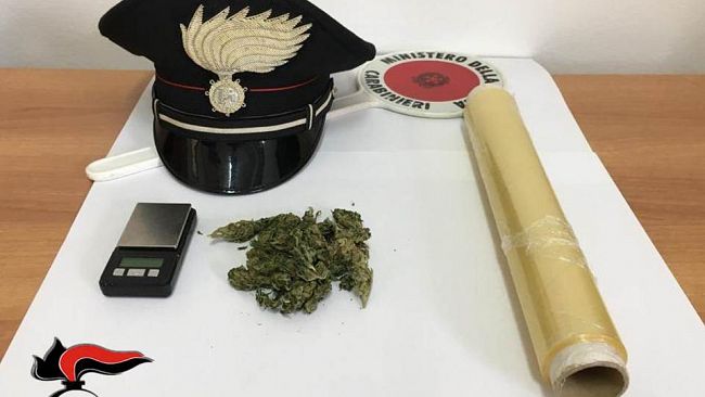 Campobello, i Carabinieri denunciano 28enne per detenzione di stupefacente e furto di energia elettrica