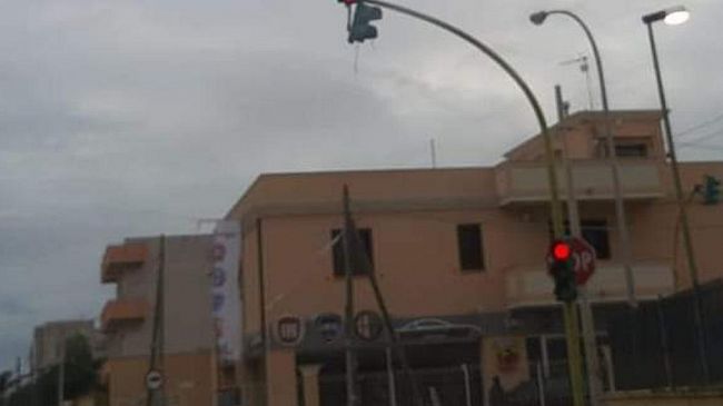 Mazara, semaforo pericolosamente penzolante all’incrocio via Fani e Bessarione. Chi interviene?