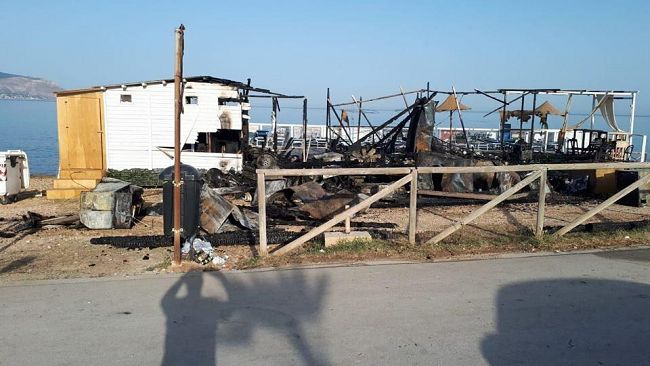 Un incendio ha distrutto lo “Scivolo” di Cornino
