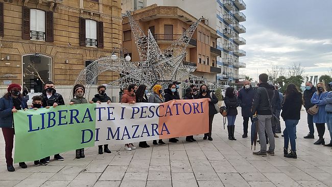 video-familiari-pescatori-sequestrati-a-bengasi-protestano-in-piazza-mokarta