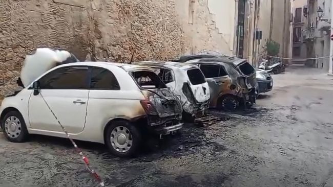 ​Trapani, tre auto distrutte da un incendio in via San Pietro