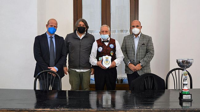 Consegnato Crest cittadino al Maestro di biliardo Giuseppe Ferrara