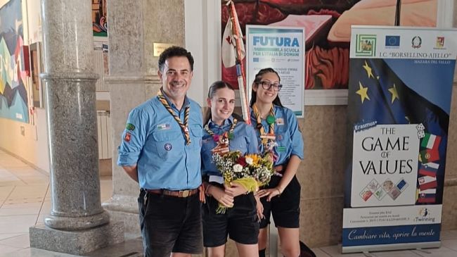 Giulia Chirco affronta l’esame di terza media in uniforme scout a Mazara del Vallo: un viaggio tra passione e valori