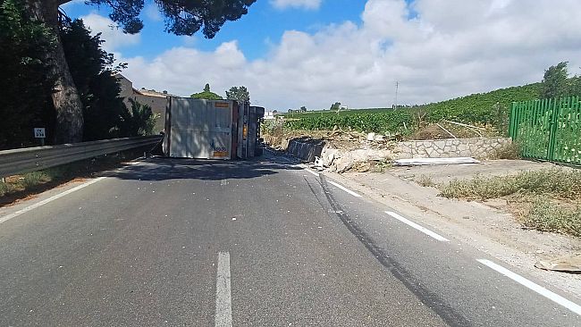 Mezzo pesante si ribalta sulla strada statale 113 a Calatafimi