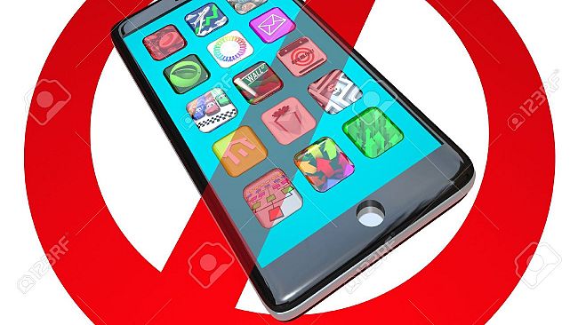 Smartphone vietati alle superiori anche per fini didattici, previste sanzioni