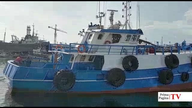 VIDEO –  Ennesimo motopesca incagliato nel porto canale. Ancora attesa per l’escavazione