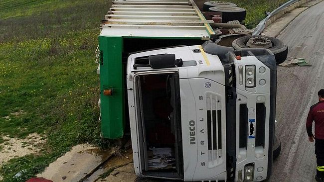 Autocompattatore si ribalta sulla SS 119