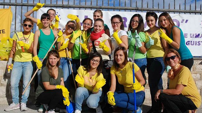 TRAPANI – Il Liceo Statale “R. Salvo”,  il IV Circolo didattico di Trapani e la scuola media” Bassi Catalano”, con la collaborazione del Circolo Nautilus di Legambiente, hanno preso parte a “Puliamo il mondo” 2015.