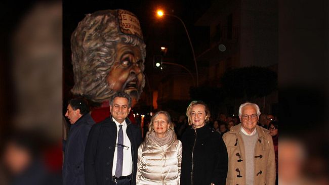 Migliaia di persone in piazza del popolo e via Mazzini per il carnevale di Marsala
