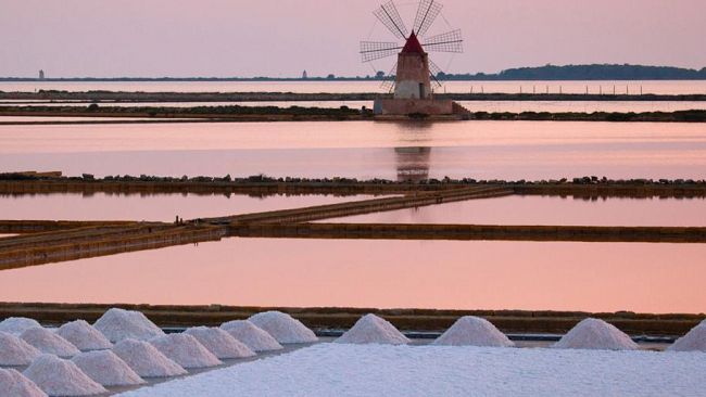 Ultime della sera, “Le saline di Marsala: la vecchiarella luoghi che attendono il ritorno dei loro giovani”
