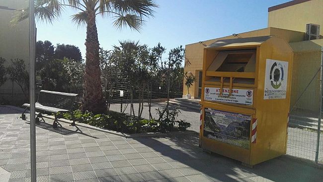 Paceco, installati sei contenitori per il ritiro di abiti usati