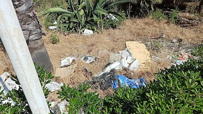 FOTO – La discarica a cielo aperto intorno al Pala Ilio di Trapani