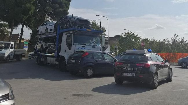 Trapani, incidente alla zona industriale: bisarca contro un’automobile