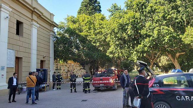 VIDEO – Mazara, incendio agli uffici del cimitero. Continua il mistero…