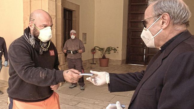 Coronavirus, Mazara, 4.000 euro dai netturbini per i più bisognosi. 85 buoni spesa consegnati al Vescovo