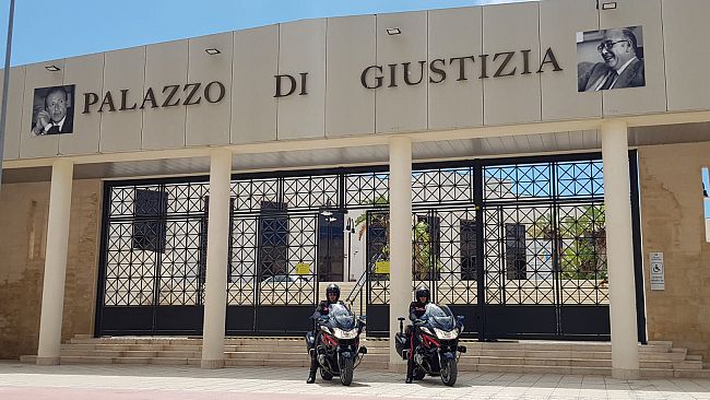 Petrosino, sorpreso con armi e droga. Denunciato un giovane