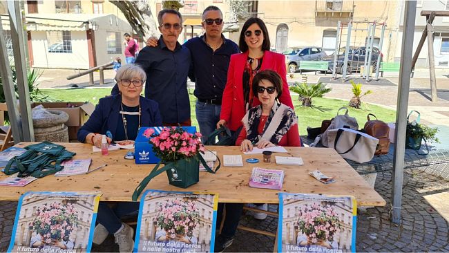 Per la festa della mamma, l'AIRC torna in piazza con le azalee della ricerca