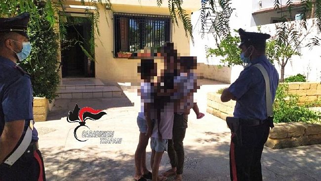Riabbracciano la madre i figli del ricercato arrestato pochi giorni fa a Mazara