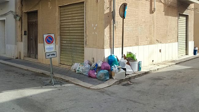 ​Mazara, rifiuti abbandonati all'angolo tra via Capitolo e via Mons. Valenti: la 