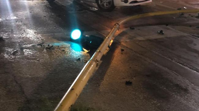 Caduto pilone semaforico in via Bessarione, fortunatamente senza danni a persone