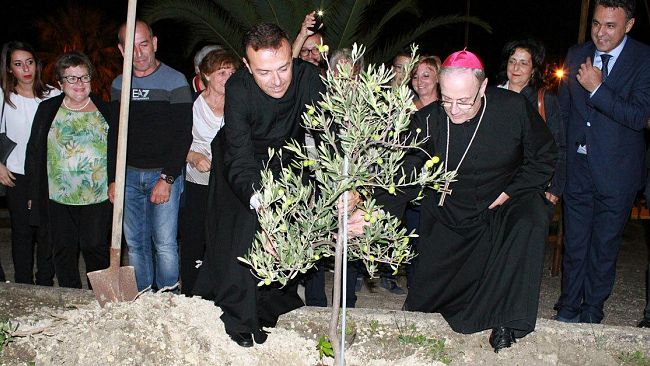 Visita pastorale, da venerdì il Vescovo per tre giorni a Salaparuta. A Poggioreale piantato un ulivo: “Amore e vicinanza nell’incontro”