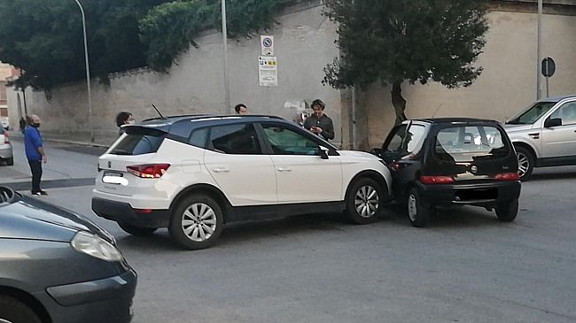 Trapani, ancora un incidente stradale: due auto si scontrano in via Vito Sorba