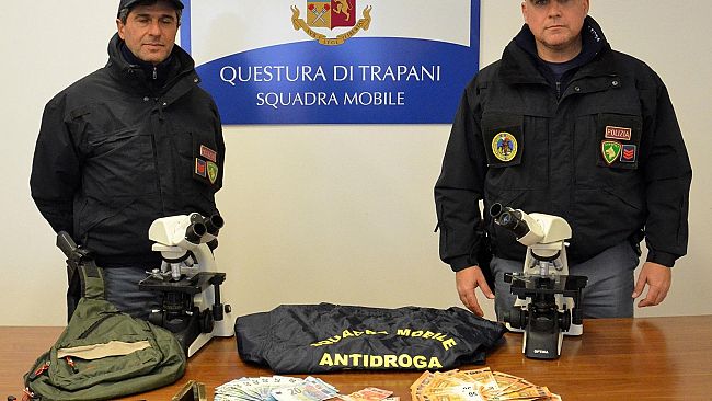 Spacciava dagli arresti domiciliari cocaina e hashish, arrestato dalla Polizia di Stato.