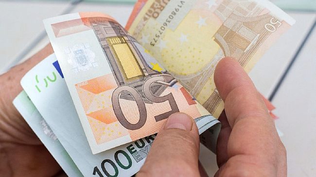 Il lettore scrive: ” Che fine ha fatto la proposta di Curiale di azzerare tutte le indennità?