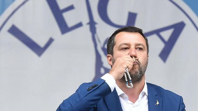 Salvini col rosario in mano al comizio, il Vescovo Mogavero: «Chi è con lui non può dirsi cristiano»