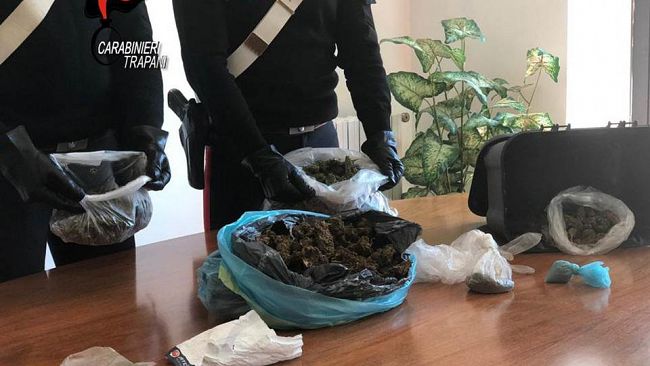 Alcamo, deteneva quasi un kilo di marijuana in casa: arrestato dai Carabinieri