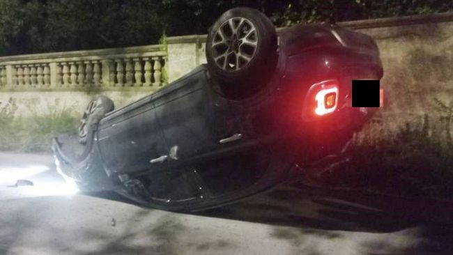 marsala-auto-si-ribalta-e-sfiora-una-strage-in-contrada-addolorata