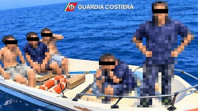 paura-al-largo-di-trapani-cinque-minorenni-salvati-dalla-guardia-costiera-su-una-barca-a-remi-in-balia-delle-onde