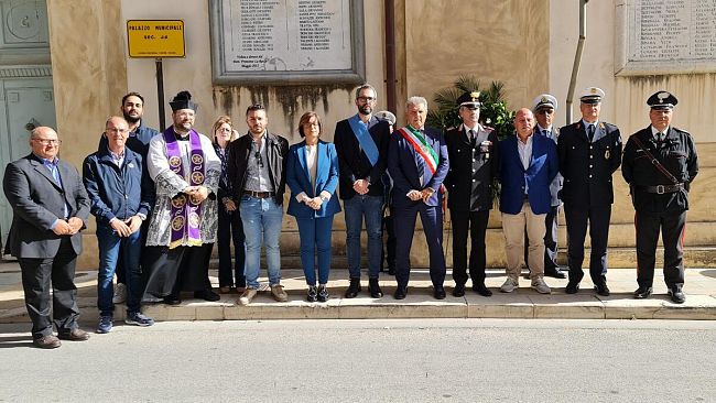 Festa delle Forze Armate, cerimonia dinanzi al municipio