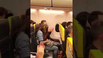 Le chiede di sposarlo durante un volo Ryanair 