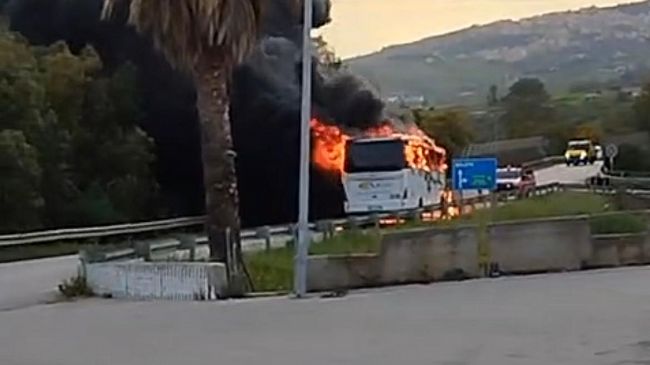 paura-sulla-statale-188-pullman-di-linea-in-fiamme-tra-gibellina-e-salemi