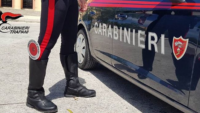 Marsala, 22enne in possesso di droga minaccia e si oppone ai carabinieri