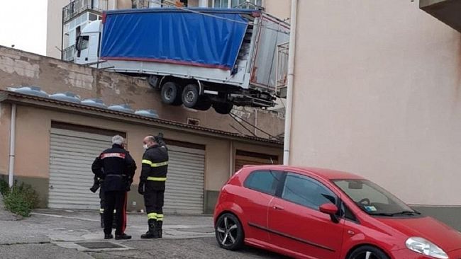 Un tir finisce sui garage, paura per sei famiglie 