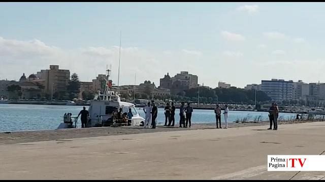 VIDEO – Mazara, 13 giovani migranti intercettati su una secca a Capo Feto