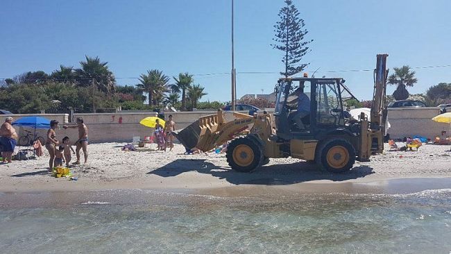 Mazara, spiaggia di San Vito, disagi per i cittadini: ruspe sul bagnasciuga e fontanella scomparsa