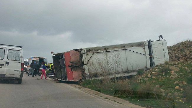 Marsala, scoppia un pneumatico, autocompattatore si ribalta