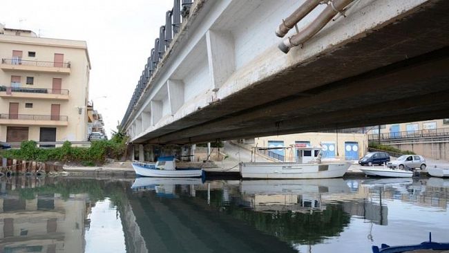 Tribunale di Marsala, 22enne mazarese sotto processo: avrebbe incendiato la barca dello zio